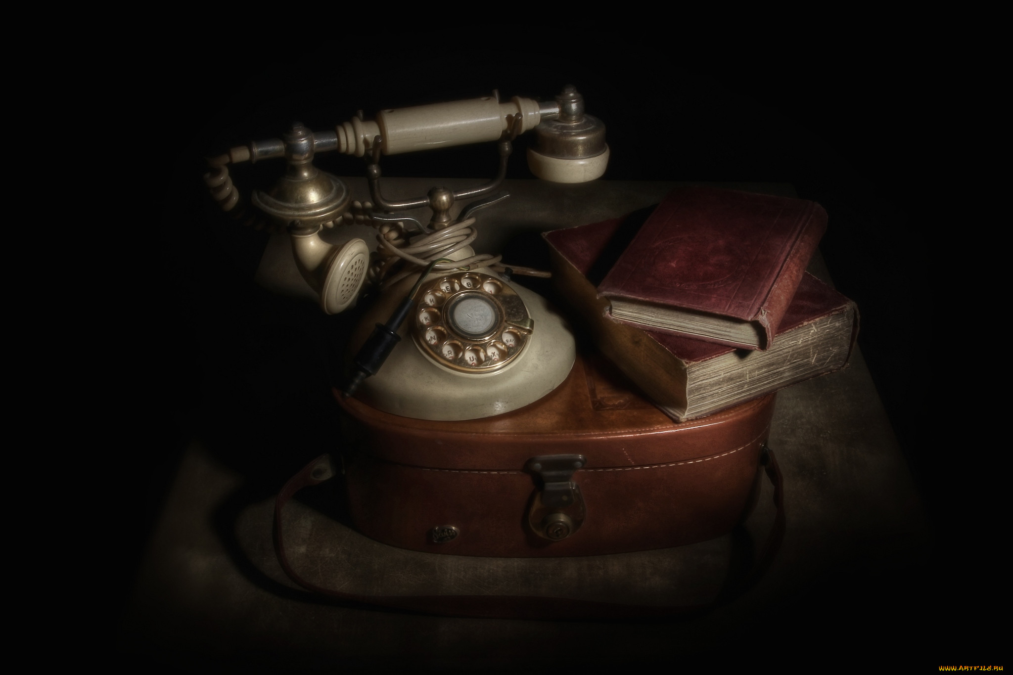 Телефон про фон. Старинный телефон. Старый телефонный аппарат. Ретро предметы. Антиквариат на черном фоне.